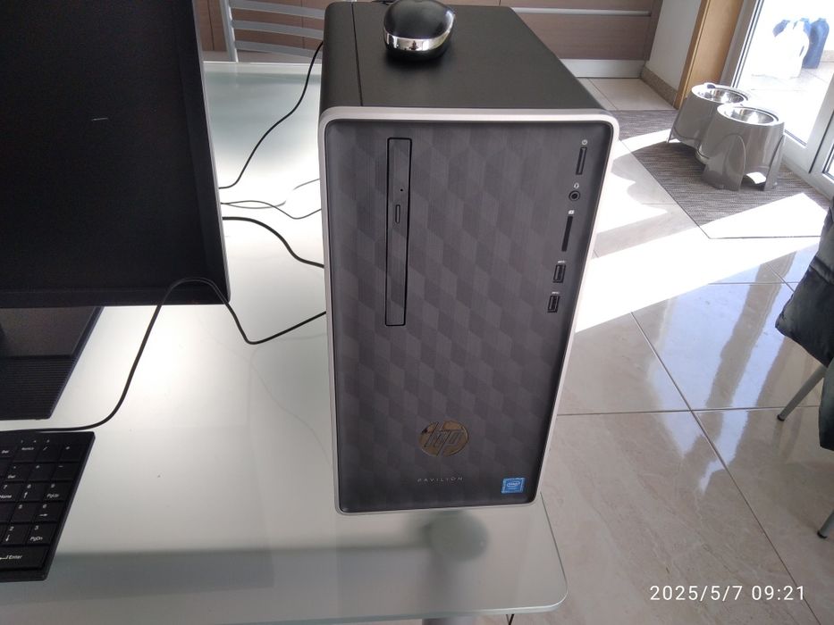 Torre HP Pavilion 590-A000NP . Monitor Acer V246 HL, teclado, Rato.