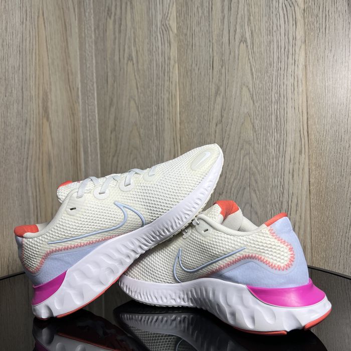 Продам оригінальні жіночі спортивні кросівки Nike Renew Run (39р-25см)
