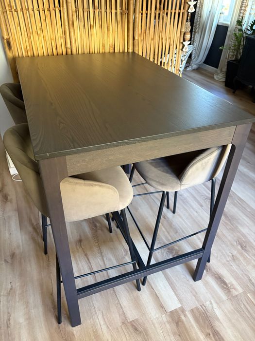 Mesa alta com 4 cadeiras