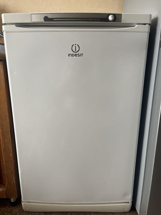 Морозильна камера Indesit SFR100.001