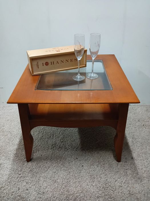 Mesa de centro em madeira de cerejeira com tampo em vidro.
Medidas:60/