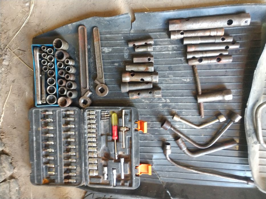 Інструмент набір головок плашки метчики  ключі дрель