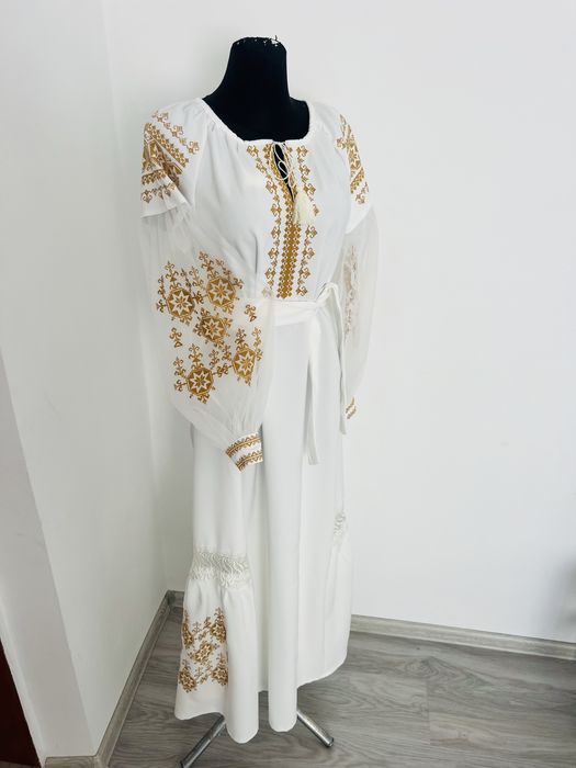 Стильні вишиті сукні