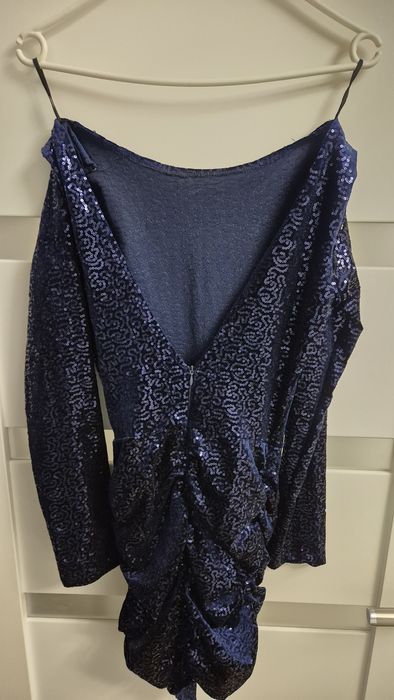 Welurowa sukienka z cekinami i wycięciem na plecach Roco 34