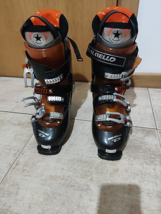 Vendo dois pares de botas de ski