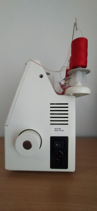 Máquina de costura corta e cose