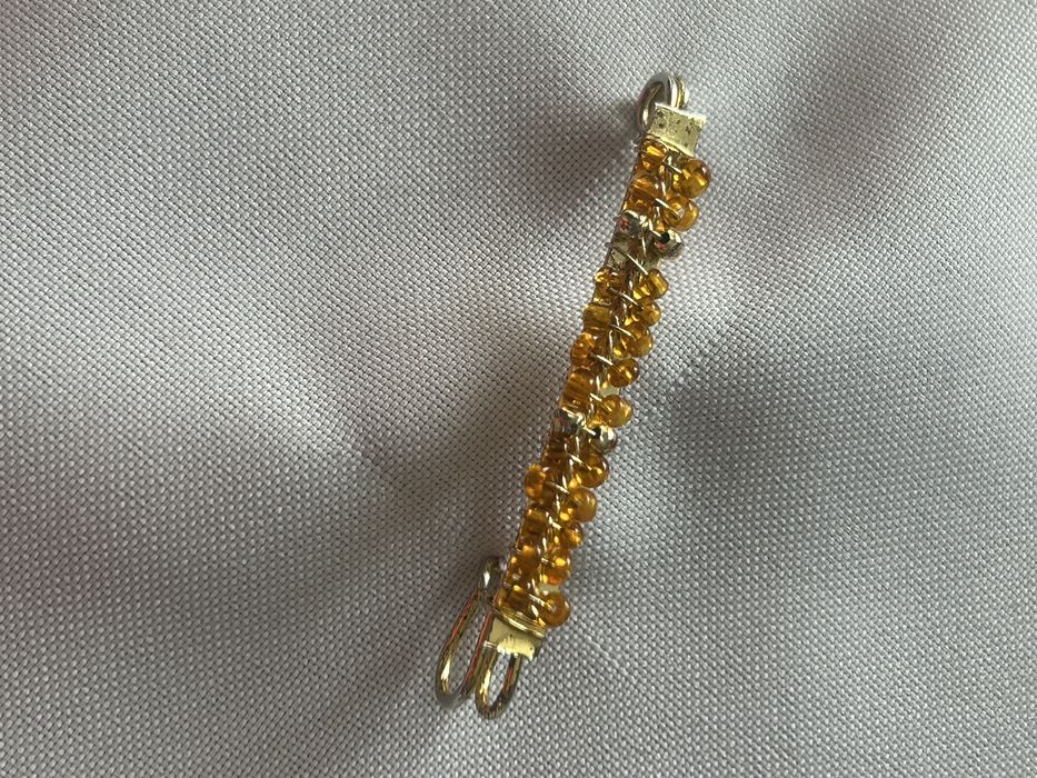 Broszka, agrafka z bursztynkami
