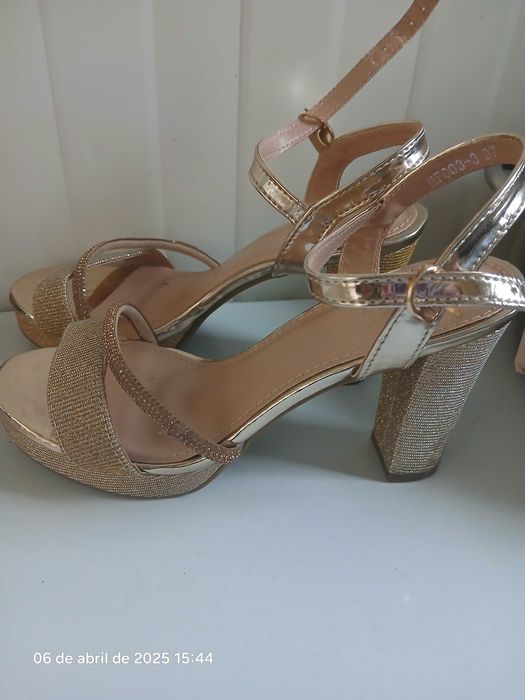 Sandálias lindíssimas em ótimo estado