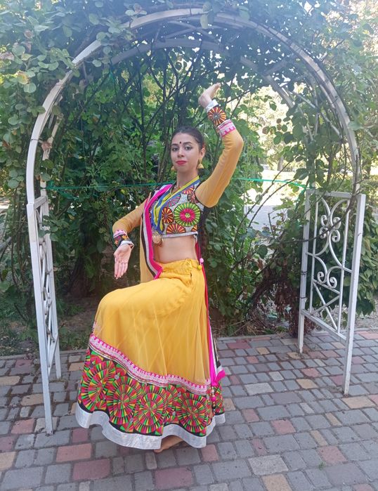 Костюм для индийского танца( Болливуд) р-р S. На рост до 165.