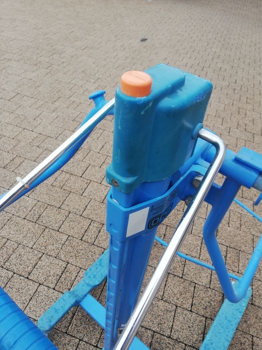 Starocie stary wózek inwalicki z podnośnikiem hydraulicznym