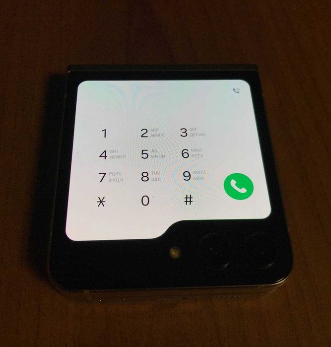 Samsung Galaxy Flip 5 SM-F731B Разбит дисплей.