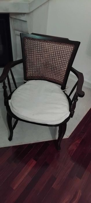 Cadeira de braços antiga de madeira e palhinha