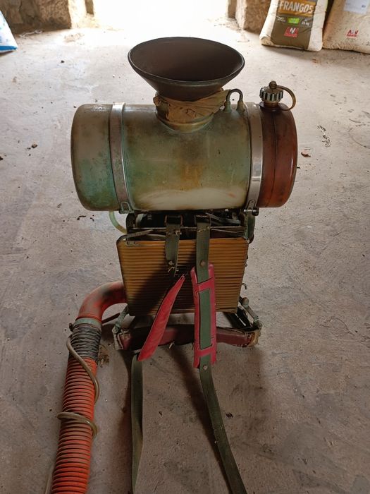Motopulverizador de costas, marca Vieira, equipado com um motor a dois tempos marca Casal, a funcionar perfeitamente