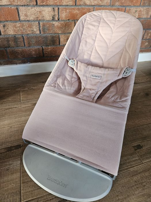 Różowy leżaczek BabyBjörn