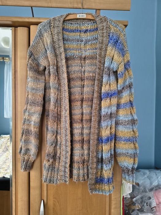 Sweter robiony na drutach rozpinany