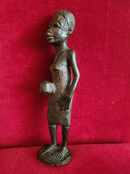 Figurka ,rzeźba drewniana Afrykanka .