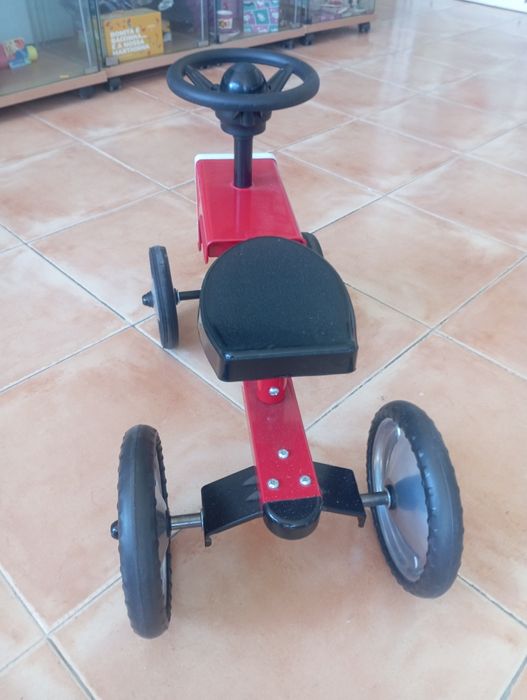 Vendo triciclo em forma trator em metal