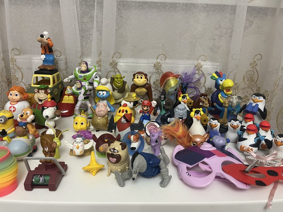 Дитячі іграшки, (фігурки персонажів )для дитячих ігор