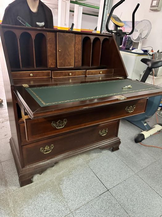 Medidas/Secretaria alt1.09 por 50cm /E a estante alt 1.15 por 1m larg Dois modulos vitrine, Secretaria com sertificado,muita arrumacao para seu quarto