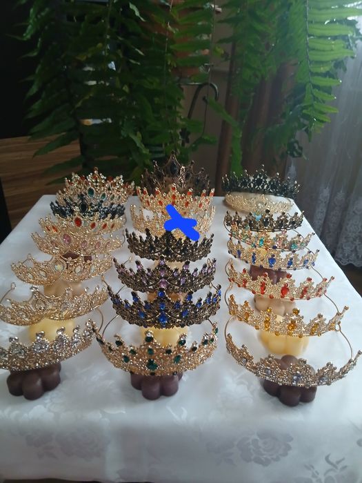 Обручі, діадеми, корони на голову, торт, свято