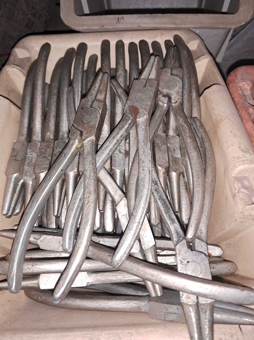 Круглогубці металеві.