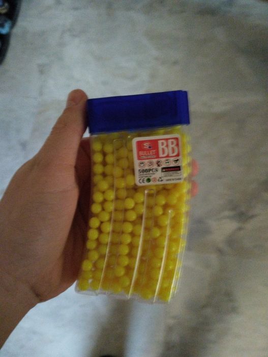 Железный пистолет может пробить картон ...