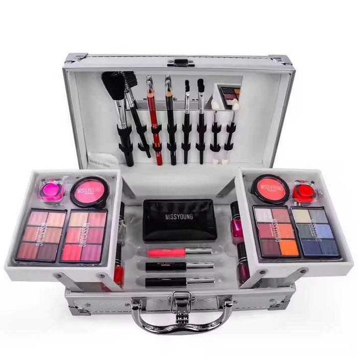 Набір жіночої косметики в подарунковому чемоданчику MC1155 Makeup set Срібний