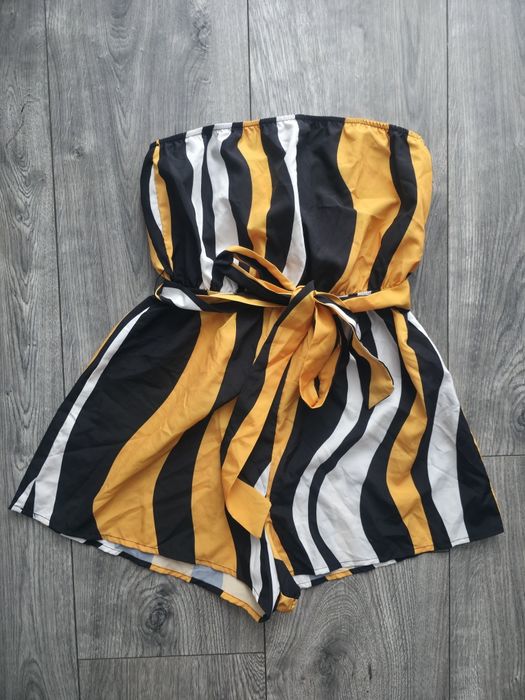 Pasiasty krótki kombinezon letni z paskiem