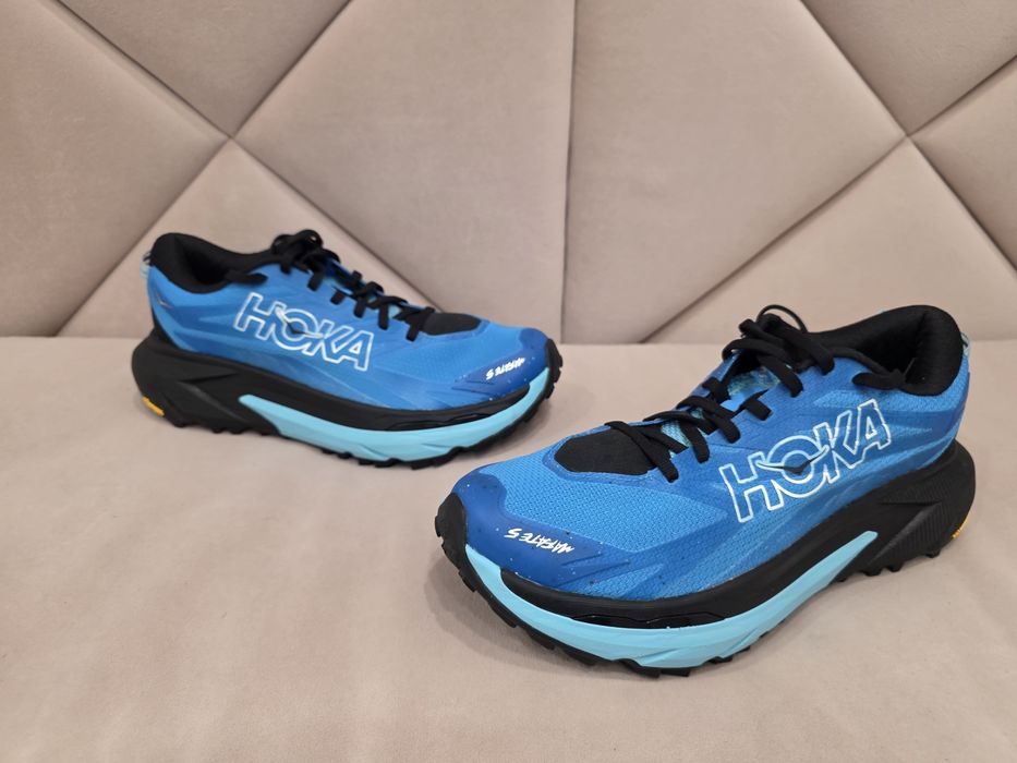 Кросівки Hoka, Asics, Brooks, Swiss engineering on, Lowa, Mizuno.