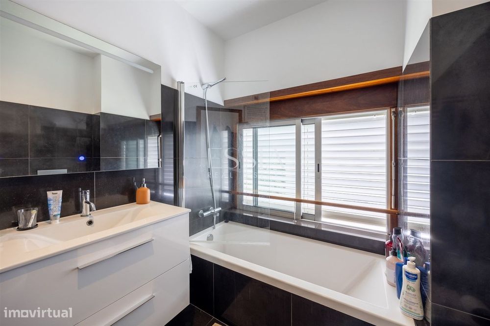 Apartamento T4+1 em Serralves com garagem
