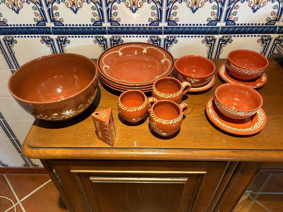 Conjunto completo de louça em barro tradicional português – Ideal para São João