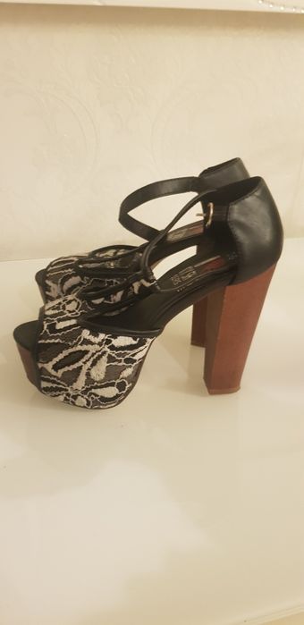 Beautiful seaside sandals, like new