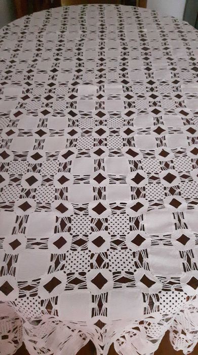 Toalha de mesa muito linda em renda e linho toda feita a mao