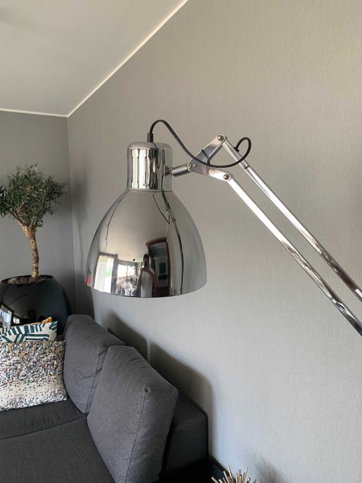 Candeeiro Pé Alto Studio em aço cromado