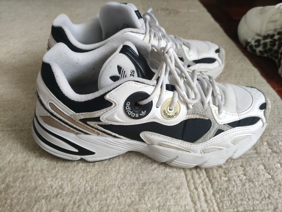 Tênis adidas branco e pretos