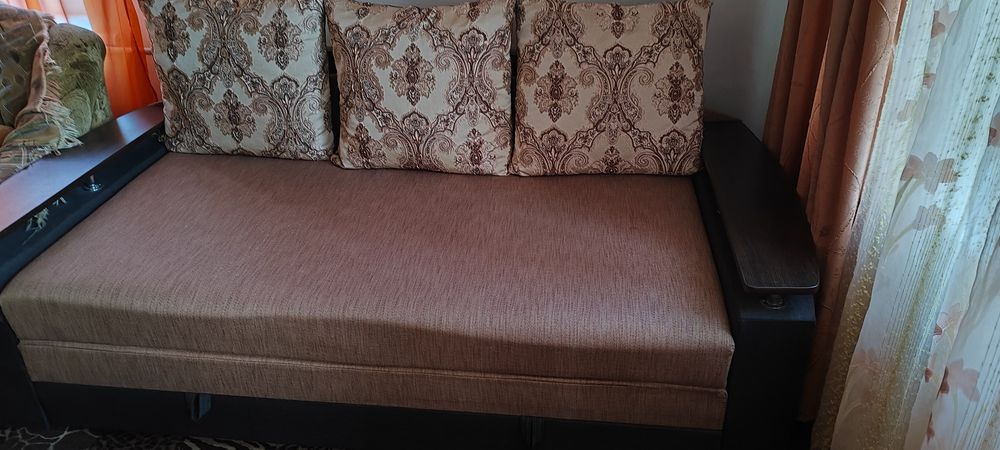Диван з подушками (самовивіз)