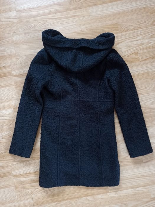 Elegancki płaszcz z kapturem z mechatego materiału