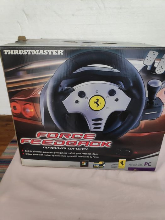 THUSTMASTER, Volante e pedais