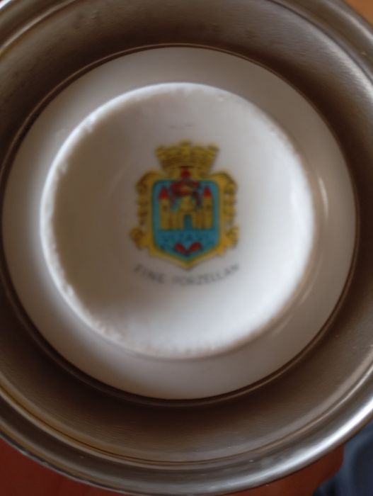 Conjunto de chávenas em porcelana fina, com base em estanho.