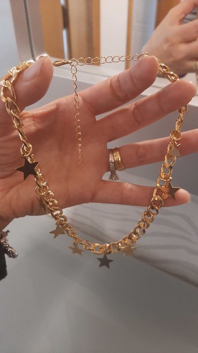 Colar dourado com estrelas