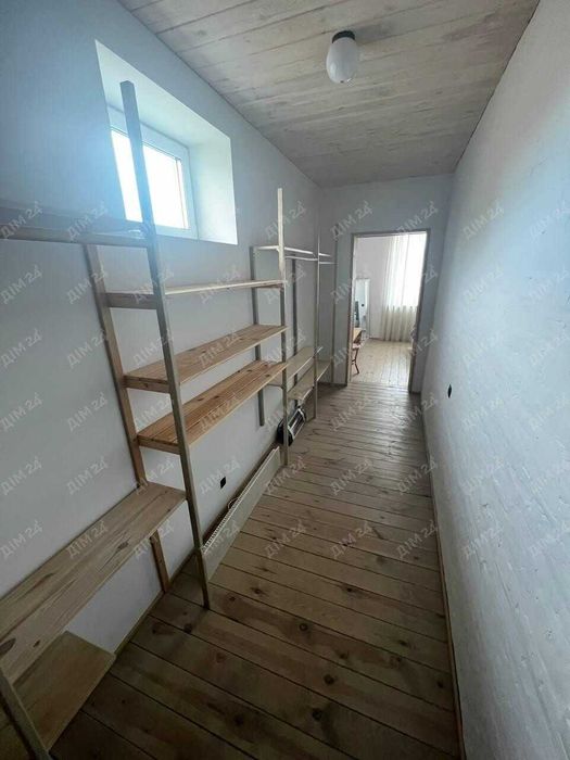 Сучасний будинок поряд з містом