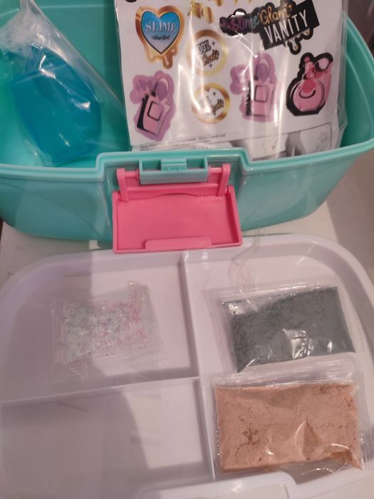 Mala com acessórios para slime