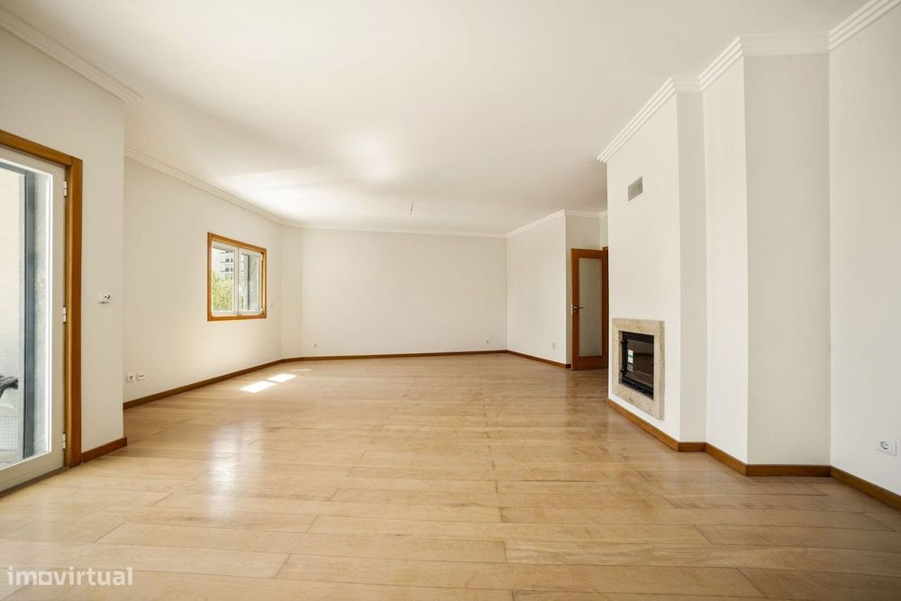 Apartamento T4 com jardim, Paço de Arcos, Oeiras