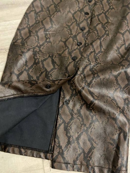 Шкіряна спідниця з стильнии принтом