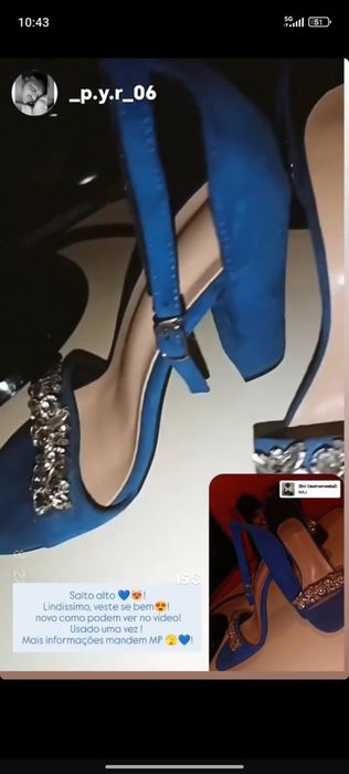 Salto alto em azul e em preto