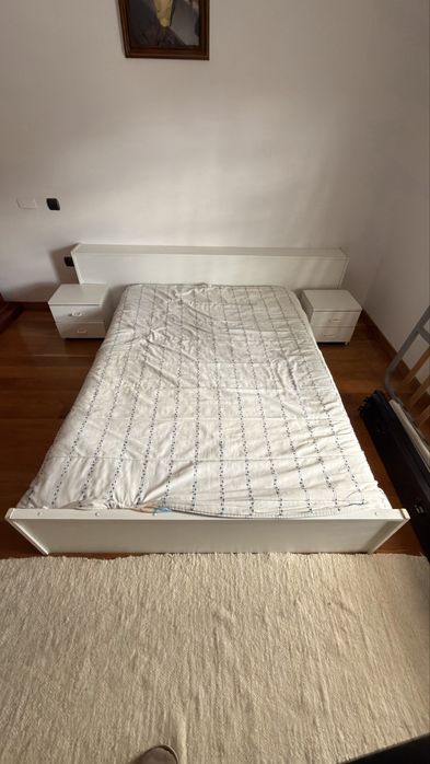 Cama de casal com mesas de cabeceira e colchão
