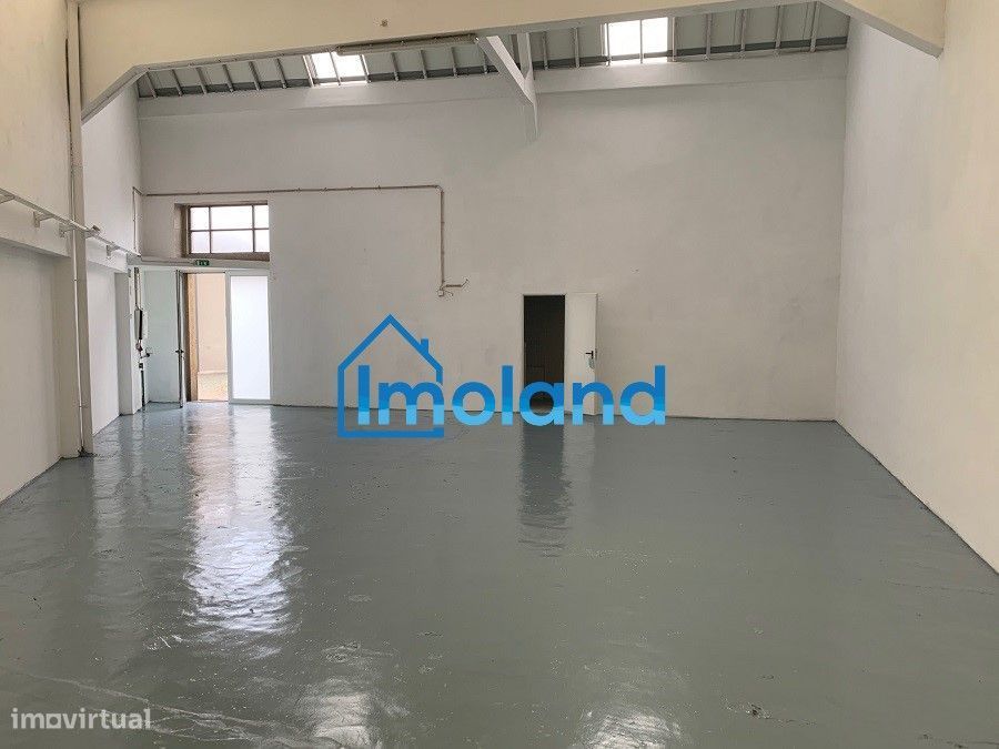 Armazém impecável c/ 125m2 aprox. - Perafita