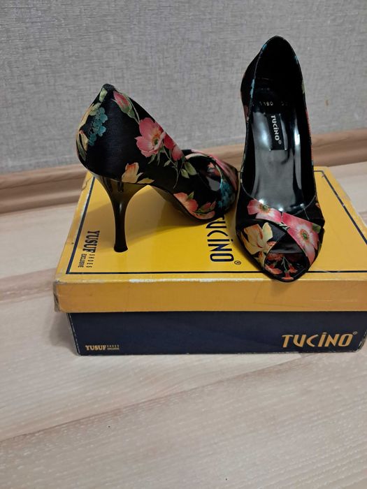 Tucino брендові турецькі туфлі-босоніжки 34р, 22см стопа, вузенькі