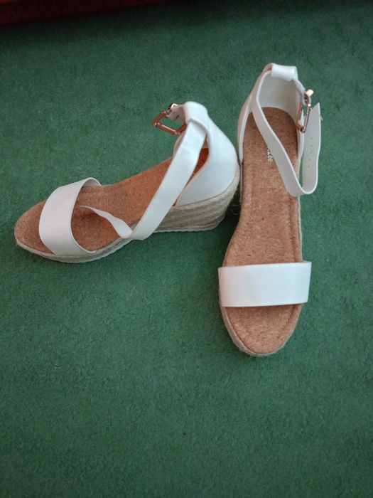Sandały na koturnie nowe
