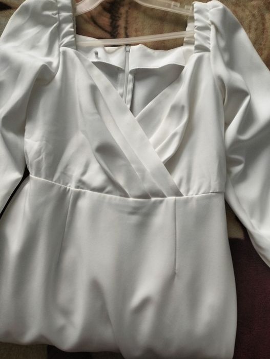 Сукня жіноча з вирізом